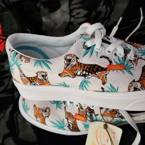 Vans - Picture 2 of 6